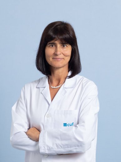 jovem médica obstetra a olhar de frente para a câmara