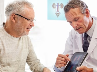 Homem faz a avaliação de risco de Cancro da Próstata com médico urologista