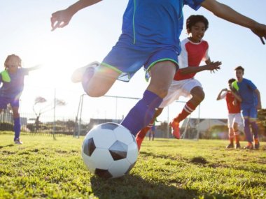 Crianças a jogar futebol