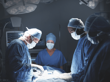 médicos cirurgiões de cirurgia geral na sala de operações a operar