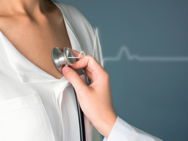 médico com estetoscópio a ouvir os batimentos cardíacos