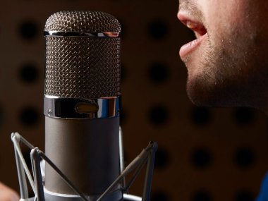 Homem a falar ao microfone