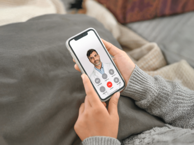 Mulher a ter uma Teleconsulta do Dia CUF