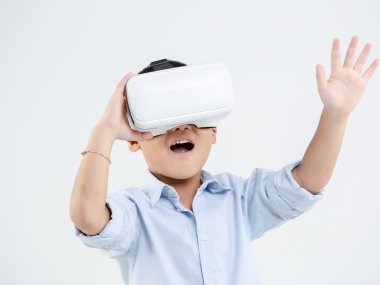 criança pequena com óculos de realidade virtual