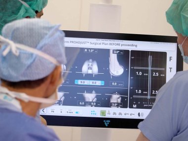 Médicos realizam cirurgia de joelho.