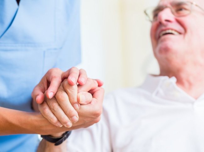 enfermeiro com doente ostomizado