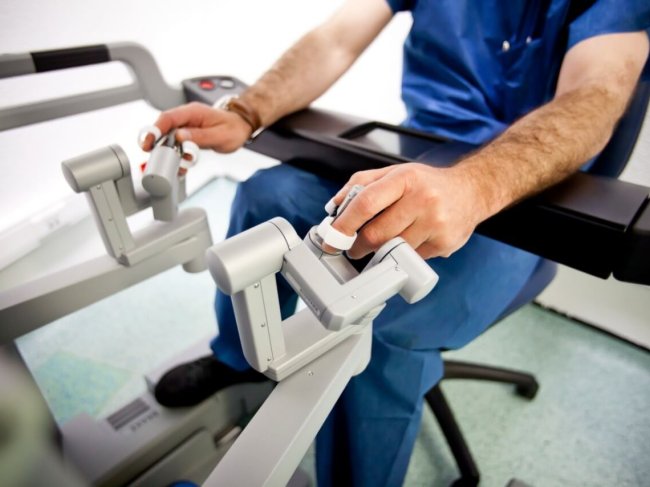 cirurgião a realizar cirurgia minimamente invasiva com robô