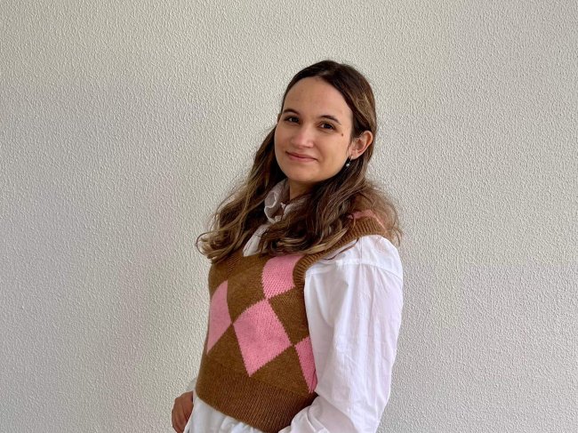 jovem mulher sorridente