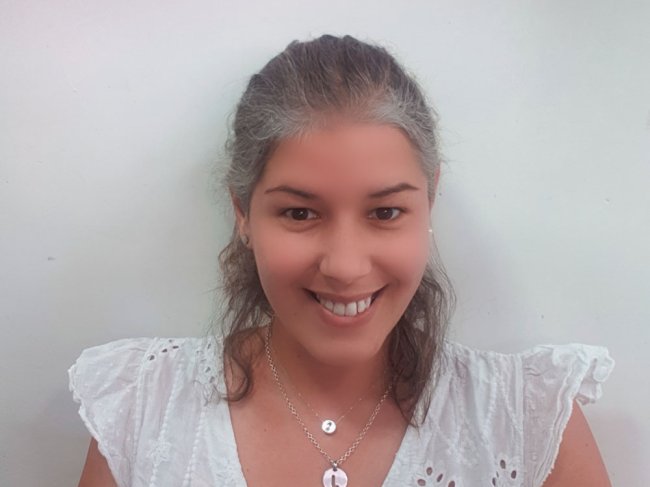 jovem mulher com cabelo branco