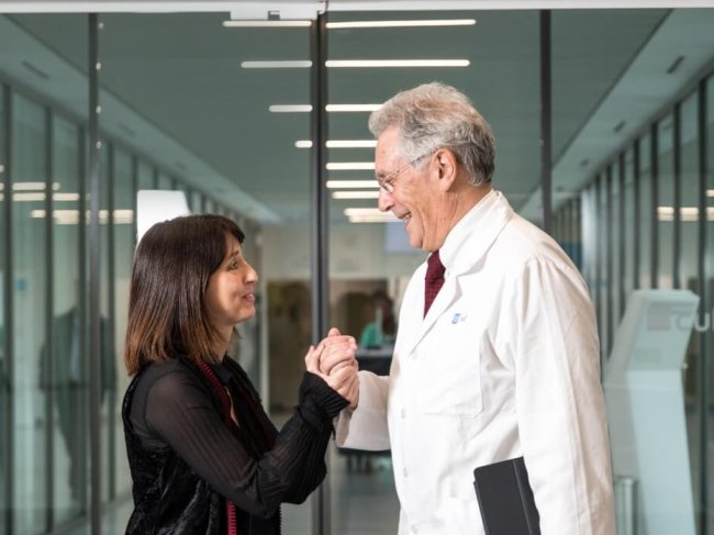 médico e doente encontram-se e cumprimentam-se no hospital