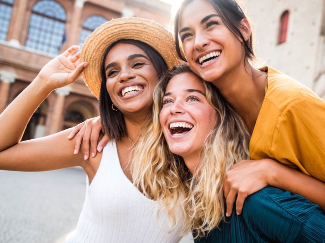 jovens mulheres a sorrir na rua
