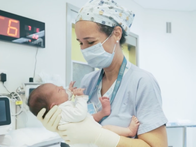 pediatra segura recém nascido na maternidade cuf