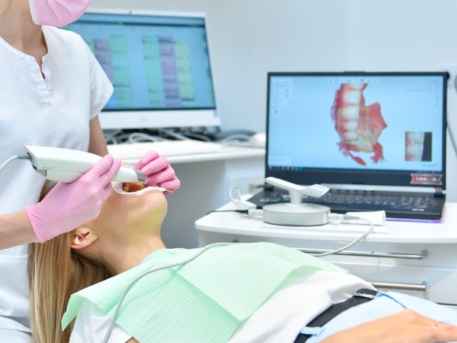 dentista realiza scanner oral