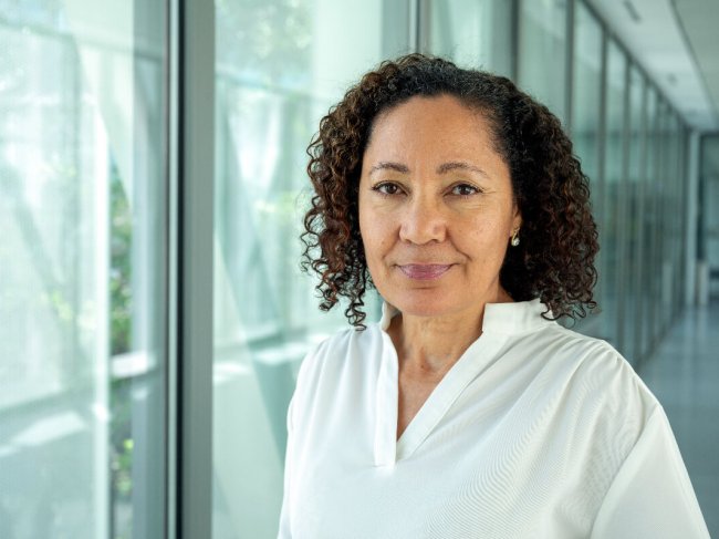 doente oncológica de meia idade no corredor do hospital