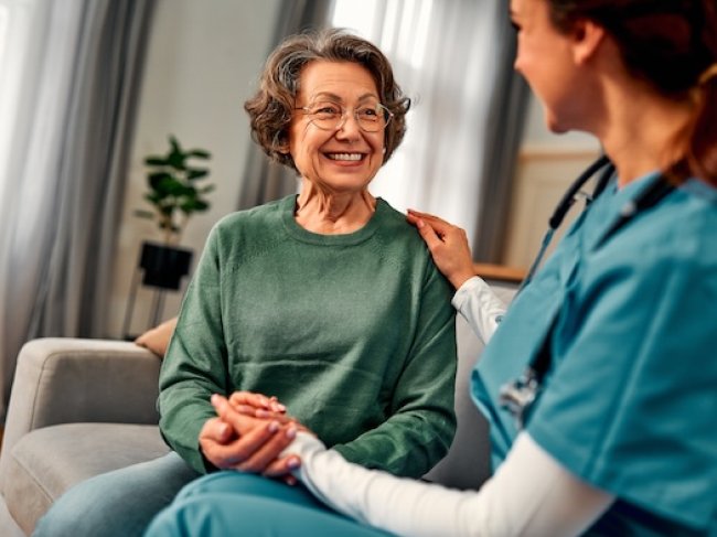 enfermeira de cuidados paliativos acompanha senhora idosa em casa
