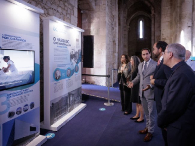 Pessoas a olhar para a exposição dos 80 anos da CUF em Santarém