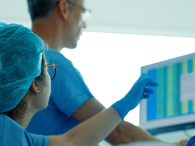 Equipa a analisar exame de manometria anorretal.