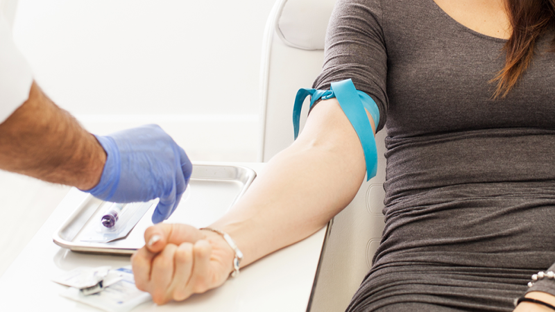 Indivíduo faz análises que não precisam de jejum