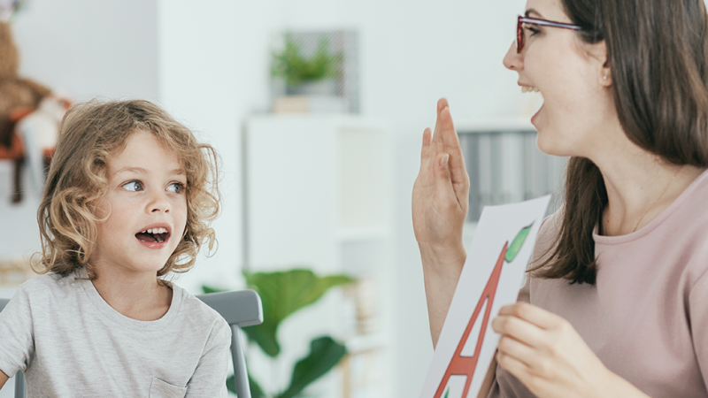 Criança com problemas na fala