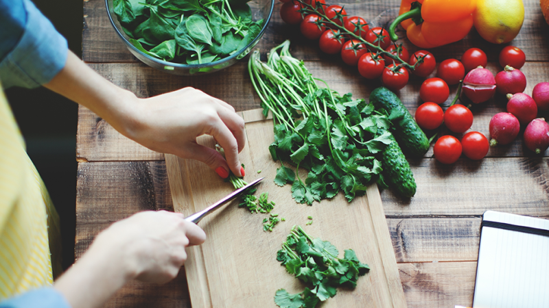 Mulher cozinha adotando medidas de prevenção da listerose
