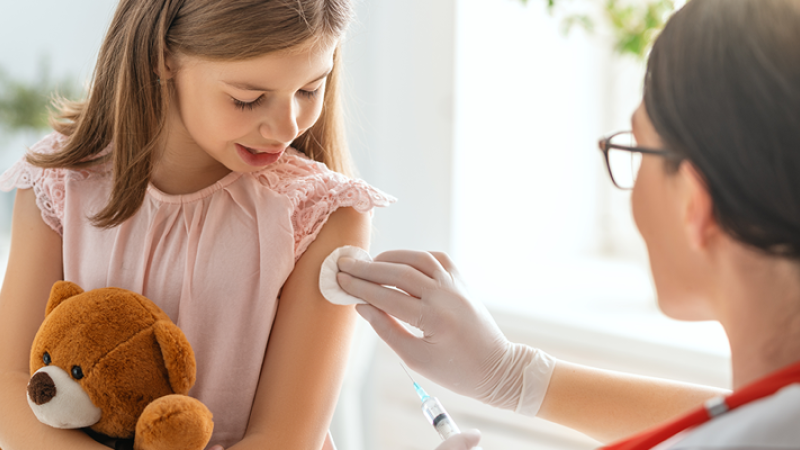Menina leva vacina do HPV
