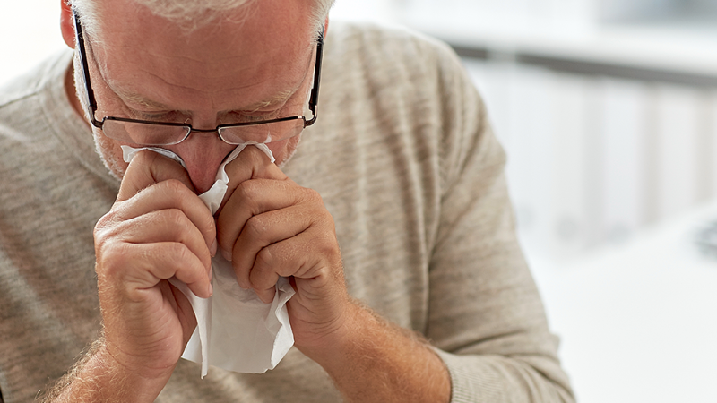 Homem antes de levar vacina da gripe