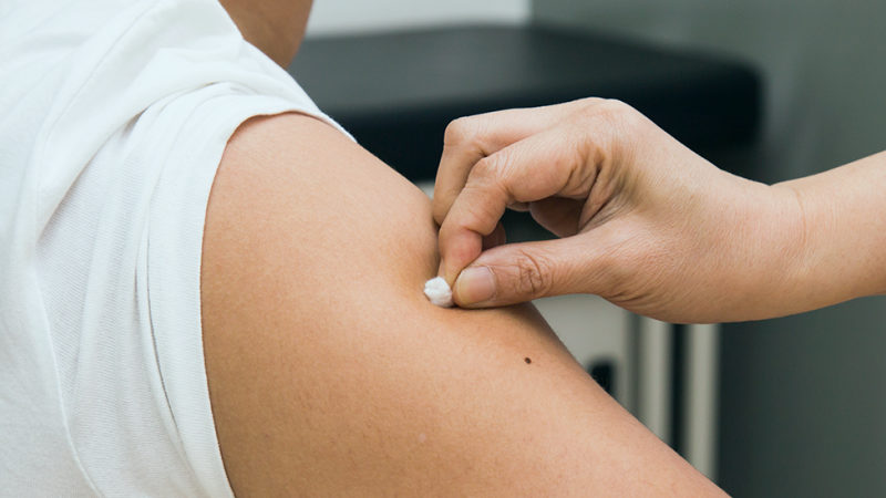 Indivíduo leva vacina do tétano