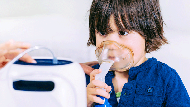 Menino faz tratamento para controlar a asma