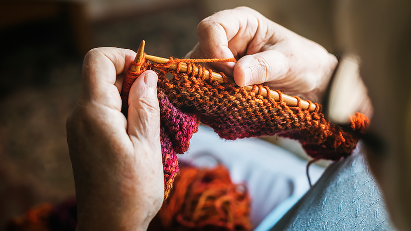 Mulher faz tricot demonstrando que há vida depois do AVC