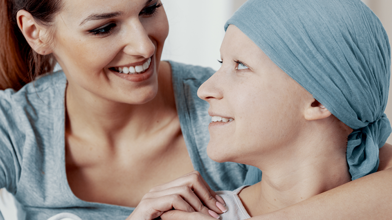 Amiga dá apoio a mulher com cancro que sofre de queda de cabelo