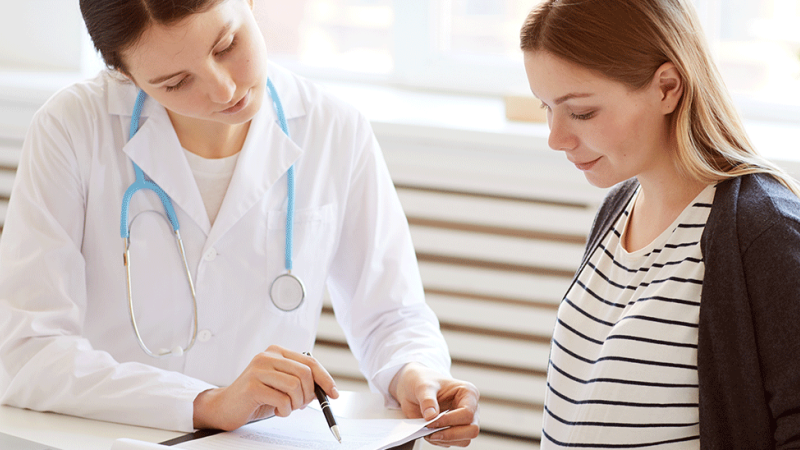 Médica e mulher grávida conversam sobre cesariana a pedido