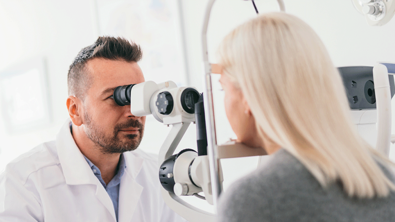 Médico avalia paciente para diagnóstico de conjuntivite