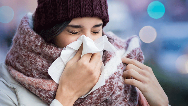 Mulher toma zinco para aliviar sintomas da constipação