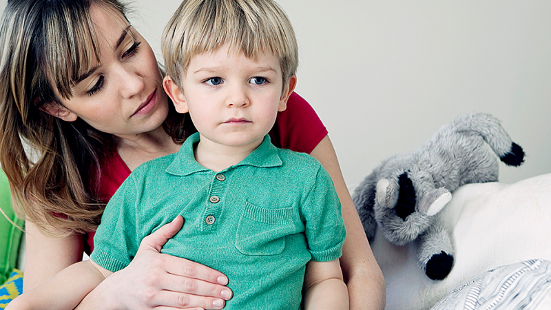 Mãe conforta filho com gastroenterite