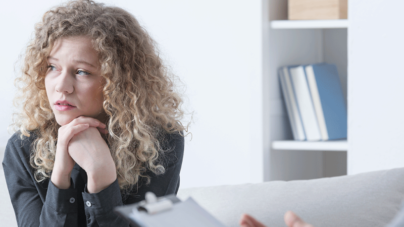 Médico conversa com paciente sobre como lidar com a doença bipolar