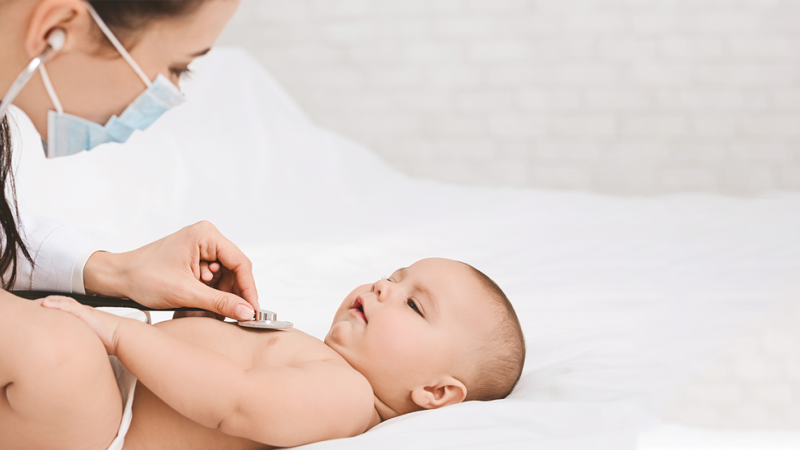 pais levam bebé a consultar o pediatra, que o examina
