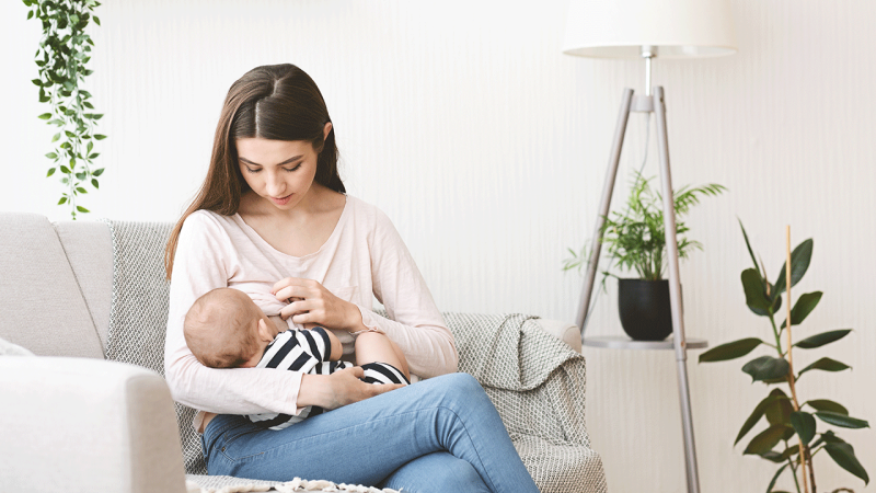Mãe e bebé usufruem de benefícios da amamentação