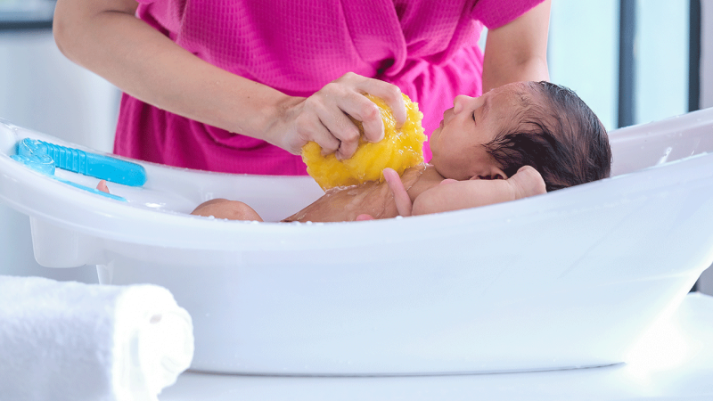 Mãe prepara tudo para banho do bebé