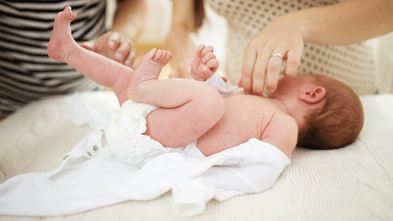Pai cuida de umbigo do bebé