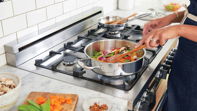 Indivíduo prepara refeição saudável porque reconhece relação entre estilo de vida e cancro