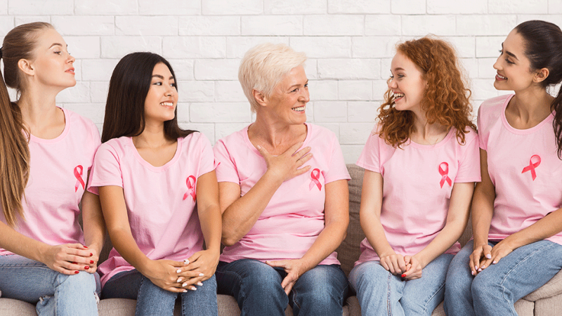 Grupo de mulheres à conversa sobre cancro da mama