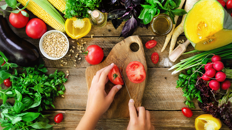 Indivíduo prepara alimentos aliados no tratamento do cancro