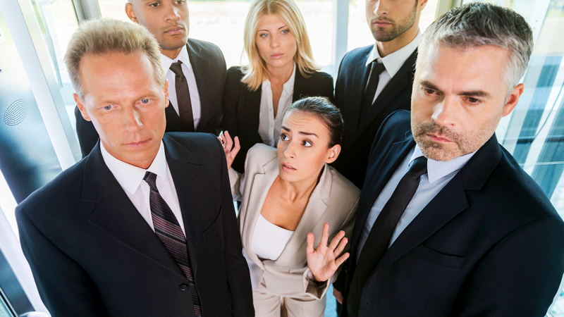 Mulher rodeada de pessoas sofre episódio de claustrofobia