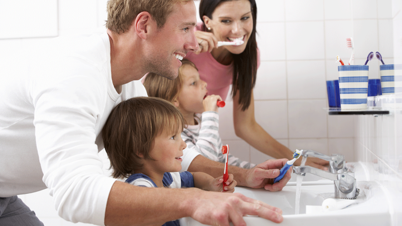 Pais ensinam filhos a escovar os dentes corretamente
