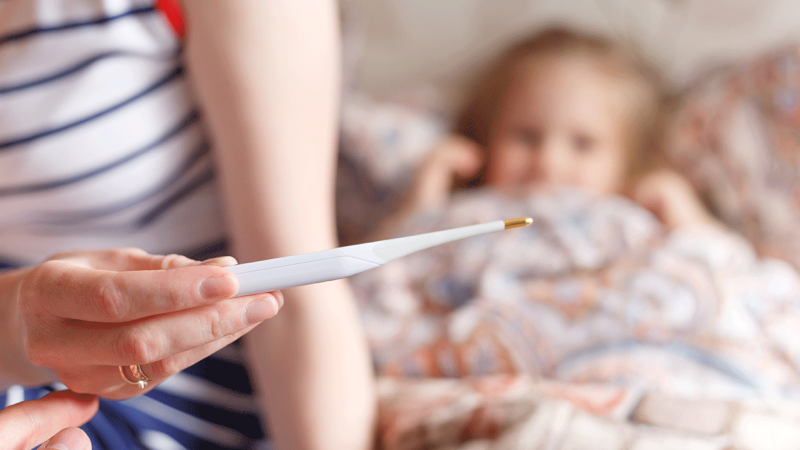 Mãe mede febre de criança para avaliar risco de convulsão febril