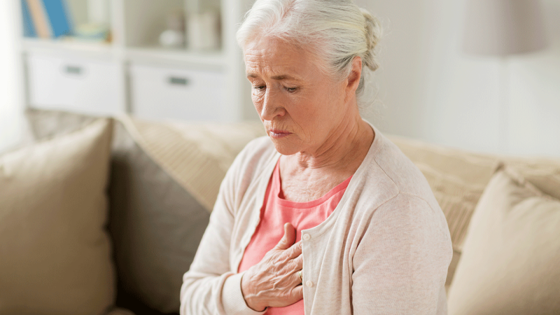 Mulher com desconforto no peito acredita no mito de que o coração não dói