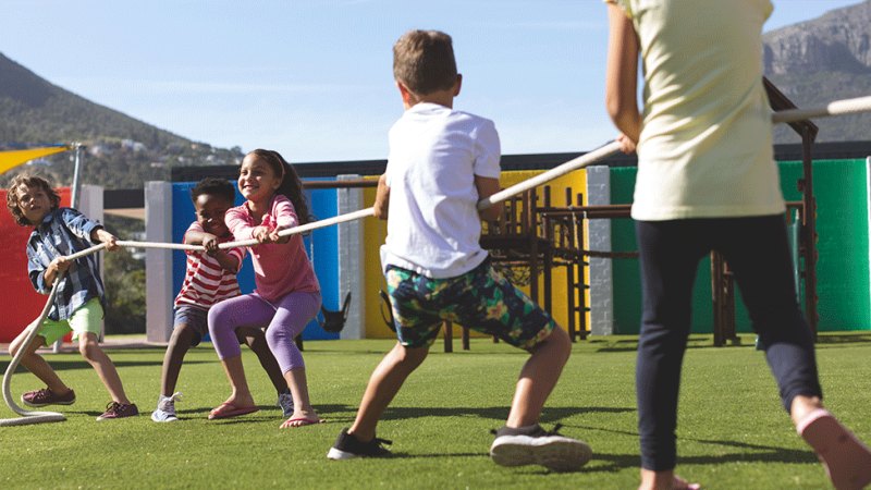 crianças a brincar no recreio e a desenvolverem relações sociais