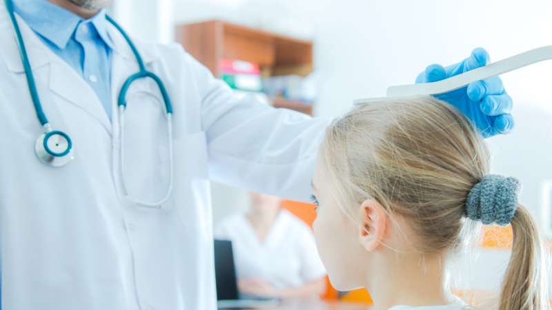 Médico mede curvas de percentis de crianças