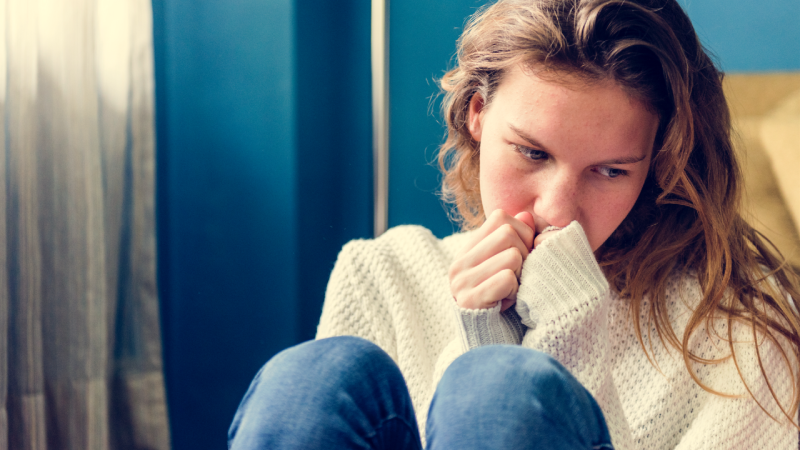 Rapariga manifesta sinais de alarme de depressão na adolescência