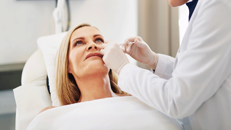 mulher alvo de tratamento de dermatologia cosmética para rejuvenescimento do rosto